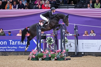 William Whitaker smoothly secures The Accumulator win at HOYS with a borrowed ride